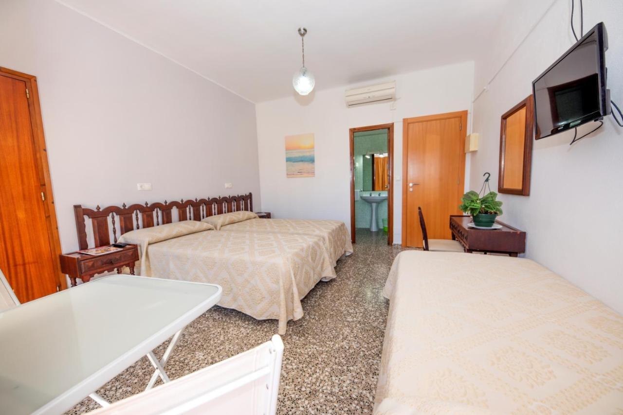 Hostal Y Apartamentos Santa Eulalia Санта-Еулалія-дель-Ріо Екстер'єр фото