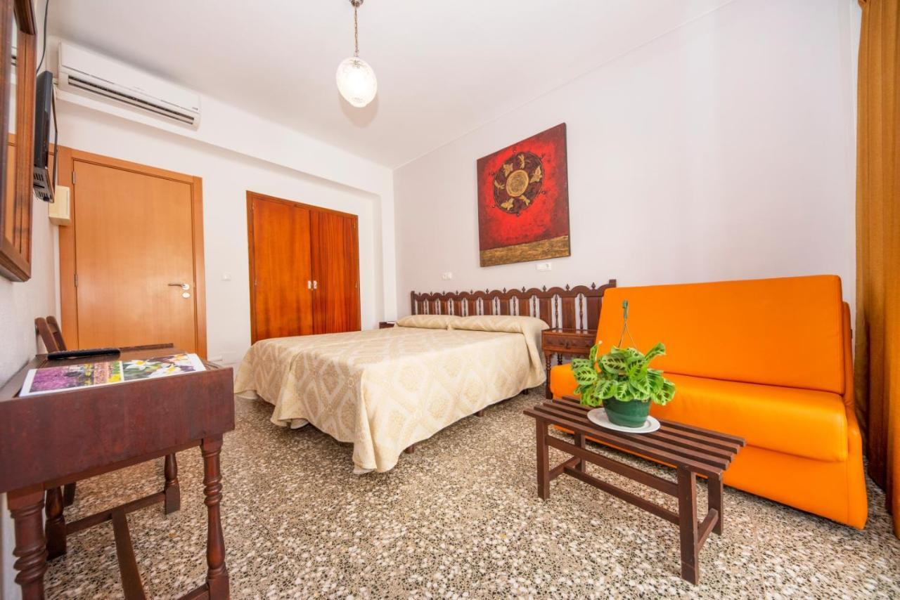 Hostal Y Apartamentos Santa Eulalia Санта-Еулалія-дель-Ріо Екстер'єр фото