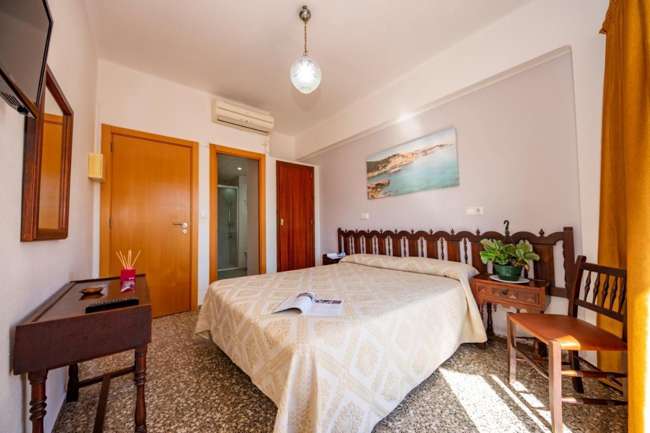 Hostal Y Apartamentos Santa Eulalia Санта-Еулалія-дель-Ріо Екстер'єр фото