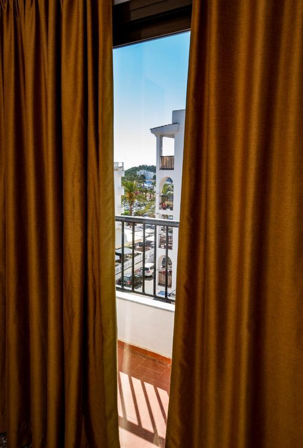 Hostal Y Apartamentos Santa Eulalia Санта-Еулалія-дель-Ріо Екстер'єр фото