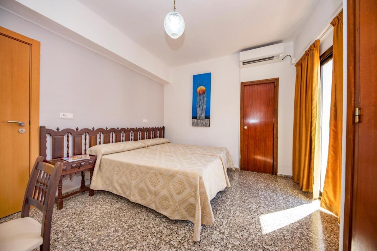 Hostal Y Apartamentos Santa Eulalia Санта-Еулалія-дель-Ріо Екстер'єр фото