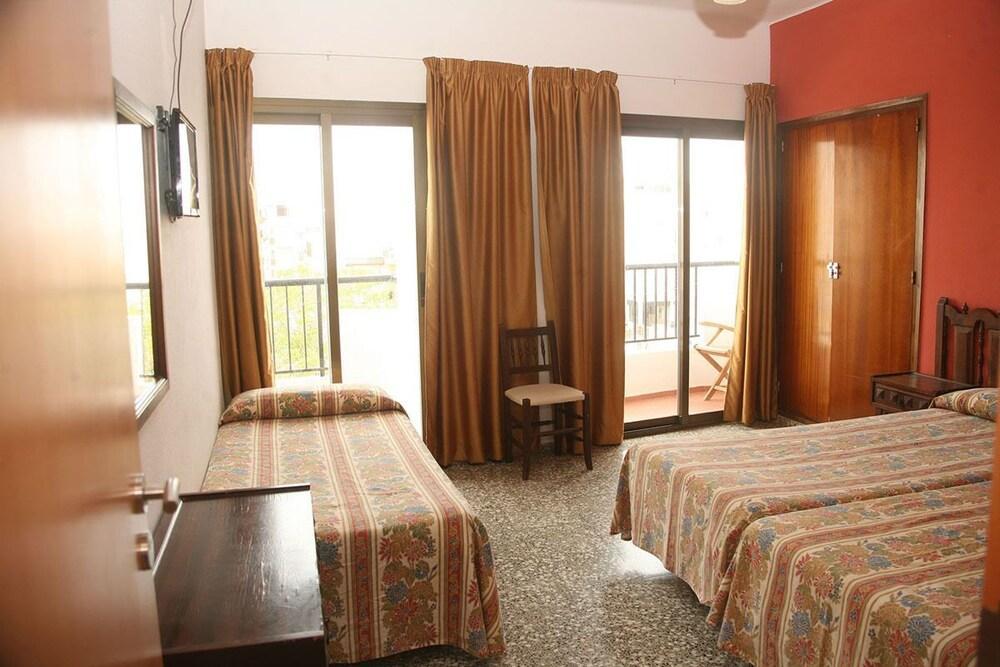 Hostal Y Apartamentos Santa Eulalia Санта-Еулалія-дель-Ріо Екстер'єр фото