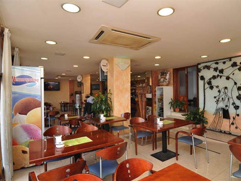 Hostal Y Apartamentos Santa Eulalia Санта-Еулалія-дель-Ріо Екстер'єр фото